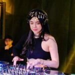 Cekricek.id – DJ Una baru-baru ini memamerkan aksi panggungnya dengan berpakaian ala wanita penari asal Timur Tengah. Dia mengenakan crop top hitam berlengan satu, celana balon dan aksesoris kepala cleopatra. Bahkan disk jokey cantik itu juga dijuluki netizen mirip sosok ratu bernama sama dengan hiasan kepala itu.