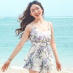 Cekricek.id – Natasha Wilona terlihat sangat anggun dan menawan dalam foto-foto yang dibagikannya baru-baru ini. Dalam potretnya, dia mengenakan mini dress berbahan tipis bermotif bunga-bunga saat bermain-bermain di tepi pantai.