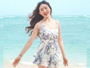 Cekricek.id – Natasha Wilona terlihat sangat anggun dan menawan dalam foto-foto yang dibagikannya baru-baru ini. Dalam potretnya, dia mengenakan mini dress berbahan tipis bermotif bunga-bunga saat bermain-bermain di tepi pantai.