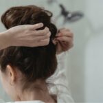 Cekricek.id – Perempuan yang memiliki rambut pendek tetap bisa menatanya mereka dengan cara mencepol alias disanggul. Bahkan ada berbagai macam model yang bisa dijadikan inspirasi dalam hal tersebut.