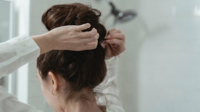 Cekricek.id – Perempuan yang memiliki rambut pendek tetap bisa menatanya mereka dengan cara mencepol alias disanggul. Bahkan ada berbagai macam model yang bisa dijadikan inspirasi dalam hal tersebut.