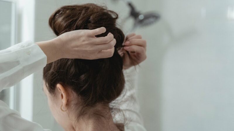 Cekricek.id – Perempuan yang memiliki rambut pendek tetap bisa menatanya mereka dengan cara mencepol alias disanggul. Bahkan ada berbagai macam model yang bisa dijadikan inspirasi dalam hal tersebut.