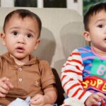 Cekricek.id – Rayyanza alias Cipung bersama sahabat kecilnya, Adzam, sukses membuat netizen merasa gemas. Pasalnya, kedua bayi laki-laki yang memiliki paras tampan dan imut itu dipertemukan dalam sebuah kesempatan.