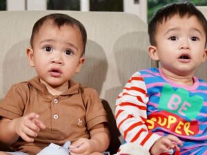 Cekricek.id – Rayyanza alias Cipung bersama sahabat kecilnya, Adzam, sukses membuat netizen merasa gemas. Pasalnya, kedua bayi laki-laki yang memiliki paras tampan dan imut itu dipertemukan dalam sebuah kesempatan.