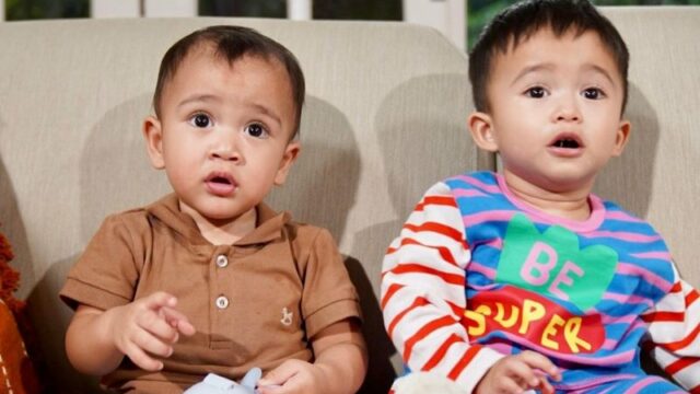 Cekricek.id – Rayyanza alias Cipung bersama sahabat kecilnya, Adzam, sukses membuat netizen merasa gemas. Pasalnya, kedua bayi laki-laki yang memiliki paras tampan dan imut itu dipertemukan dalam sebuah kesempatan.