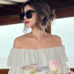Cekricek.id – Ghea Youbi dipuji cantik saat mengenakan gaun putih bersih saat bermain di tepi pantai. Dirinya dibuat menonjol dengan busana model frilly dress itu memiliki desain bertingkat yang terdiri dari kain ringan dan tipis hingga bisa tertiup angina dengan dengan mudah.