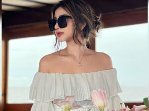 Cekricek.id – Ghea Youbi dipuji cantik saat mengenakan gaun putih bersih saat bermain di tepi pantai. Dirinya dibuat menonjol dengan busana model frilly dress itu memiliki desain bertingkat yang terdiri dari kain ringan dan tipis hingga bisa tertiup angina dengan dengan mudah.