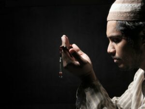 Cekricek.id – Penyakit hati adalah salah satu hal utama yang wajib dihindari seorang umat muslim. Sebab, dengan kondisi hati yang tak bersih maka akan bisa menimbulkan bencana yang besar bagi diri sendiri maupun orang lain jika tak bisa menanganinya.
