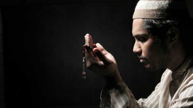 Cekricek.id – Penyakit hati adalah salah satu hal utama yang wajib dihindari seorang umat muslim. Sebab, dengan kondisi hati yang tak bersih maka akan bisa menimbulkan bencana yang besar bagi diri sendiri maupun orang lain jika tak bisa menanganinya.