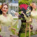 Cekricek.id – Bunda Corla terlihat begitu cantik saat mengenakan setelan kebaya tradisional dalam salah satu unggahan di media sosianya. Dia menuai banyak komentar positif yang mengakui kecantikan yang dipancarkan dari penampilannya saat mengenakan busana tersebut.