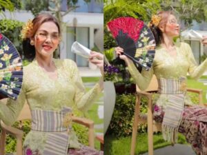 Cekricek.id – Bunda Corla terlihat begitu cantik saat mengenakan setelan kebaya tradisional dalam salah satu unggahan di media sosianya. Dia menuai banyak komentar positif yang mengakui kecantikan yang dipancarkan dari penampilannya saat mengenakan busana tersebut.