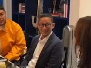 Cekricek.id – Nama Bunda Corla semakin dikenal oleh netizen Indonesia. Bermula dari siaran langsung di akun Instagram, dia yang sering melantunkan lagu-lagu dangdut itu akhirnya bisa debut sebagai seorang penyanyi.