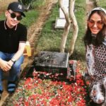 Cekricek.id – Sempat beredar foto lawas Bunda Corla dan mendiang Olga Syahputra di media sosial. Hal itu merupakan tanda bukti bahwa wanita paruh baya yang kini tengah naik daun sebagai selebriti tanah air itu memiliki kedekatan dengan almarhum.