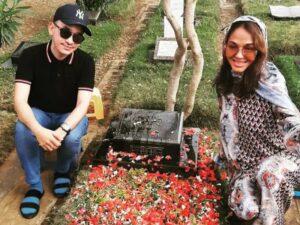 Cekricek.id – Sempat beredar foto lawas Bunda Corla dan mendiang Olga Syahputra di media sosial. Hal itu merupakan tanda bukti bahwa wanita paruh baya yang kini tengah naik daun sebagai selebriti tanah air itu memiliki kedekatan dengan almarhum.