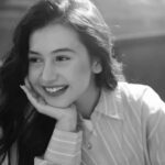 Cekricek.id – Sandrinna Michelle saat tersenyum lebar dan memperlihatkan gigi ginsul disebut-sebut sangat mirip dengan aktris cantik Irish Bella. Apalagi wajah mereka yang sama-sama campuran membuat keduanya seakan memiliki aura yang sama.