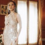 Cekricek.id – Bunga Citra Lestari alias BCL memang tak pernah gagal membuat banyak orang terpukau dengan busana glamour yang dikenakannya. Bahkan ketika mengenakan gaun putih berbelahan tinggi yang penuh kilauan, dia semakin tak luput dari pandangan kagum para penggemarnya.