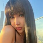 Cekricek.id – Lucinta Luna berpose dari jarak dekat lewat foto selfi yang dia bagikan di akun media sosialnya. Bertemankan sunset, transgender cantik itu membagikan potret yang berhasil membuat banyak orang memuji pesona yang dia tampilkan bahkan membuat cewek-cewek tulen merasa insecure karenanya.
