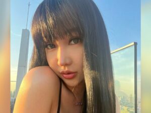Cekricek.id – Lucinta Luna berpose dari jarak dekat lewat foto selfi yang dia bagikan di akun media sosialnya. Bertemankan sunset, transgender cantik itu membagikan potret yang berhasil membuat banyak orang memuji pesona yang dia tampilkan bahkan membuat cewek-cewek tulen merasa insecure karenanya.