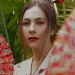 Cekricek.id – Wulan Guritno ikut mengucapkan perayaan Imlek dengan mengenakan setelan busana yang khas Cina dan kipas tangan yang digenggam di salah satu tangannya. Dandanannya dengan lipstik yang merah merona juga tak kalah melengkapi penampilan sempurna itu hingga netizen pun jadi ramai meminta angpao padanya.