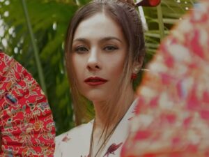 Cekricek.id – Wulan Guritno ikut mengucapkan perayaan Imlek dengan mengenakan setelan busana yang khas Cina dan kipas tangan yang digenggam di salah satu tangannya. Dandanannya dengan lipstik yang merah merona juga tak kalah melengkapi penampilan sempurna itu hingga netizen pun jadi ramai meminta angpao padanya.