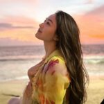 Cekricek.id – Natasha Wilona tampil cantik memukau saat duduk santai di tepi pantai sambil menikmati sunset. Warna jingga yang menjadi latar tempatnya berada sukses membuat penampakan wajahnya menjadi lebih berseri dan semakin menarik perhatian banyak orang untuk melihat ke arahnya.