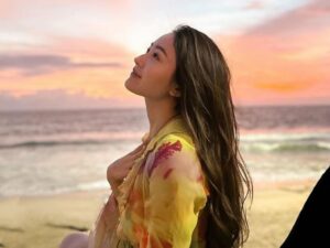 Cekricek.id – Natasha Wilona tampil cantik memukau saat duduk santai di tepi pantai sambil menikmati sunset. Warna jingga yang menjadi latar tempatnya berada sukses membuat penampakan wajahnya menjadi lebih berseri dan semakin menarik perhatian banyak orang untuk melihat ke arahnya.