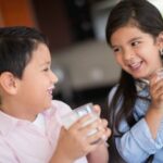 Cekricek.id – Saat kecil, kita pasti terbiasa dengan minum susu setiap harinya. Bahkan sampai usia balita, minuman hangat tersebut berhasil menjadi favorit anak-anak di masa tersebut. Namun perlu diingat bahwa kita juga tidak boleh berlebihan mengonsumsinya.