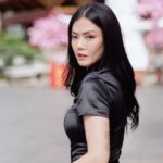 Cekricek.id – Nita Gunawan tampil semakin cantik saja dengan outfit serba hitam saat masih merayakan tahun baru Cina. Lewat media sosialnya dia mengunggah banyak sekali foto di waktu yang berbeda-beda. Terakhir kali terpantau, alam fotonya dia tampil dengan balutan baju khas Cina yang berwarna gelap tersebut.