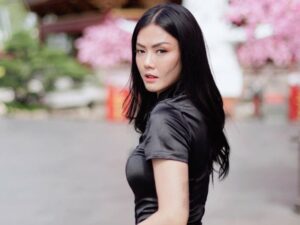 Cekricek.id – Nita Gunawan tampil semakin cantik saja dengan outfit serba hitam saat masih merayakan tahun baru Cina. Lewat media sosialnya dia mengunggah banyak sekali foto di waktu yang berbeda-beda. Terakhir kali terpantau, alam fotonya dia tampil dengan balutan baju khas Cina yang berwarna gelap tersebut.