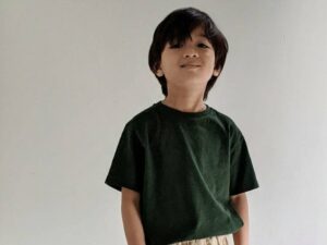 Cekricek.id – Jared Ali adalah aktris cilik yang sukses mencuri perhatian penonton di film “Scandal Makers”. Dia memiliki wajah yang tampan dengan mata bulat serta terlihat sangat menggemaskan. Tak sedikit juga yang menyukai aktingnya sebagai cucu dari aktor Vino G. Bastian di film tersebut.
