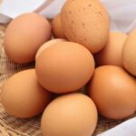 Cekricek.id - Telur merupakan sumber nutrisi dasar yang dibutuhkan untuk menopang kehidupan dan pertumbuhan. Bagian putihnya menjadi sumber protein, sementara pada kuningnya hampir memiliki semua nutrisi yang dibutuhkan tubuh, namun sering disalah artikan sebagai peningkat kadar kolesterol.