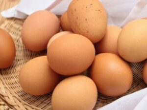 Cekricek.id - Telur merupakan sumber nutrisi dasar yang dibutuhkan untuk menopang kehidupan dan pertumbuhan. Bagian putihnya menjadi sumber protein, sementara pada kuningnya hampir memiliki semua nutrisi yang dibutuhkan tubuh, namun sering disalah artikan sebagai peningkat kadar kolesterol.