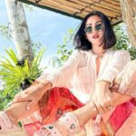 Cekricek.id – Jessica Iskandar sepertinya sedang tak ingin mendengar komentar negatif dengan foto-fotonya yang berpakaian terbuka. Dalam unggahan terbaru di media sosialnya, dia mengaku sengaja mengenakan pakaian yang tertutup saat berjemur agar terlihat lebih sopan.