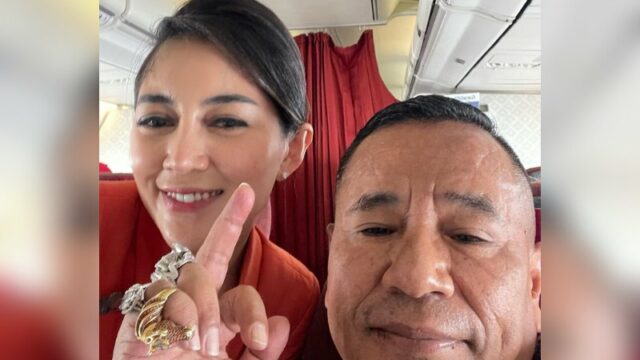 Cekricek.id – Hotman Paris pamer kebersamaannya dengan seorang pramugari cantik saat sedang menjadi penumpang di pesawat terbang. Berpose berdua dalam sebuah foto, dia pun juga menambahkan keterangan untuk unggahannya dengan kata-kata yang cukup meresahkan.