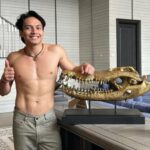 Cekricek.id – Jefri Nichol berhasil membuat penggemar perempuannya ketar-ketir dengan aksinya yang bertelanjang dada dalam sebuah foto terbarunya. Dia membagikan foto yang menampakkan perut berotot tersebut ke media sosial dan menuai banyak respon yang menghebohkan di kolom komentarnya.