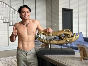 Cekricek.id – Jefri Nichol berhasil membuat penggemar perempuannya ketar-ketir dengan aksinya yang bertelanjang dada dalam sebuah foto terbarunya. Dia membagikan foto yang menampakkan perut berotot tersebut ke media sosial dan menuai banyak respon yang menghebohkan di kolom komentarnya.
