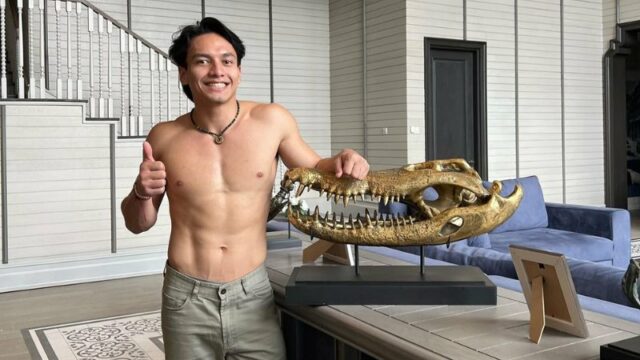 Cekricek.id – Jefri Nichol berhasil membuat penggemar perempuannya ketar-ketir dengan aksinya yang bertelanjang dada dalam sebuah foto terbarunya. Dia membagikan foto yang menampakkan perut berotot tersebut ke media sosial dan menuai banyak respon yang menghebohkan di kolom komentarnya.