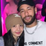 Cekricerk.id – Lisa Blackpink berhasil menghebohkan penggemarnya dengan sebuah foto yang memperlihatkan dirinya sedang bersama dengan pesepak bola tampan. Bahkan keduanya berselfie dengan begitu akrab seperti sudah saling mengenal satu sama lainnya.