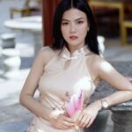 Cekricek.id – Nita Gunawan berhasil membuat netizen semakin terpana dengan kecantikannya. Terlebih ketika dirinya mengenakan cheongsam alias baju khas Cina yang semakin menonjolkan pesonanya. Banyak yang mengungkapkan pujian hingga berandai-andai melamar selebram cantik itu.