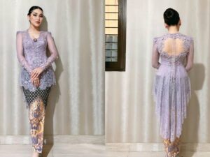 Cekricek.id – Ayu Ting Ting tampil memesona dengan kebaya ungu saat menghadiri pernikahan rekan sesama selebriti, komika Kiky Saputri. Dia disanjung memiliki penampilan yang sangat cantik dan elegan hingga membuat sejumlah netizen terpesona padanya.