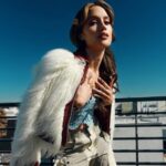 Cekricek.id – Cinta Laura berhasil membuat netizen jatuh hati pada penampilannya yang cantik dan sangat menonjolkan aura cewek bule pada dirinya. Dia tampil beda dengan menutupi setengah badannya dengan jaket berbulu halus yang lembut yang terlihat begitu cocok padanya.