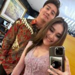 Cekricek.id – Ayu Ting Ting semakin menunjukkan keakrabannya dengan Boy William. Seperti yang terlihat dalam unggahan media sosialnya, kedua orang itu menghadiri acara kondangan bersama. Mereka juga berfoto bersama yang membuat keduanya makin terlihat serasi di mata netizen.