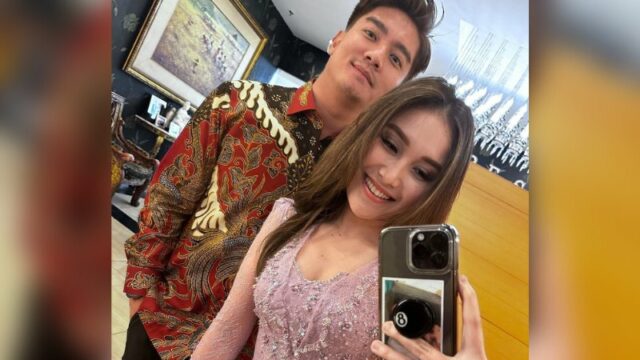Cekricek.id – Ayu Ting Ting semakin menunjukkan keakrabannya dengan Boy William. Seperti yang terlihat dalam unggahan media sosialnya, kedua orang itu menghadiri acara kondangan bersama. Mereka juga berfoto bersama yang membuat keduanya makin terlihat serasi di mata netizen.