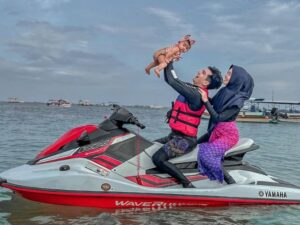 Cekricek.id – Naik jet ski memang menyenangkan bagi orang dewasa yang menyukai tantangan. Namun, berbeda dengan bayi yang masih memiliki tulang tengkorang yang masih lunak sehingga dapat menimbulkan dampak negatif yang besar jika harus diajak menunggagi kendaraan air itu atau melakukan kegiatan ekstrem lainnya.