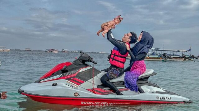 Cekricek.id – Naik jet ski memang menyenangkan bagi orang dewasa yang menyukai tantangan. Namun, berbeda dengan bayi yang masih memiliki tulang tengkorang yang masih lunak sehingga dapat menimbulkan dampak negatif yang besar jika harus diajak menunggagi kendaraan air itu atau melakukan kegiatan ekstrem lainnya.