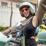 Cekricek.id – Wika Salim terlihat begitu bahagia saat konvoi di tengah jalan dengan mengendarai vespa bersama rombongannya. Saking senangnya, dia tak hanya berfokus memegang setir kemudi tapi juga sambil mengangkat tangan hingga ketiaknya terpampang dengan jelas.