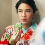 Cekricek.id – Dian Sastro selalu berhasil mengeluarkan pesonanya meski dalam keadaan apapun. Bahkan ketika diam-diam dipotret saat dirinya sedang mengunyah makanan sekalipun tetap saja tak ada celah untuk mengurangi tingkat kecantikannya.