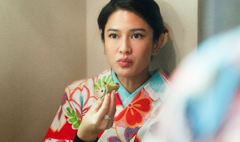 Cekricek.id – Dian Sastro selalu berhasil mengeluarkan pesonanya meski dalam keadaan apapun. Bahkan ketika diam-diam dipotret saat dirinya sedang mengunyah makanan sekalipun tetap saja tak ada celah untuk mengurangi tingkat kecantikannya.
