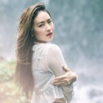 Cekricek.id – Natasha Wilona membagikan sebuah unggahan dengan menampilkan potret dirinya saat sedang berada di bawah pemandangan air terjun. Selain paras cantiknya yang menyita perhatian, kata-kata yang dia sematkan di keterangan unggahan tak kalah sukses membuat netizen menduga-duga.