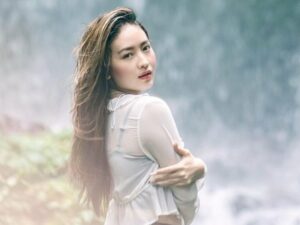 Cekricek.id – Natasha Wilona membagikan sebuah unggahan dengan menampilkan potret dirinya saat sedang berada di bawah pemandangan air terjun. Selain paras cantiknya yang menyita perhatian, kata-kata yang dia sematkan di keterangan unggahan tak kalah sukses membuat netizen menduga-duga.